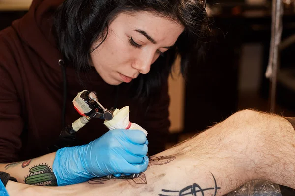 Татуювання художник робить — стокове фото