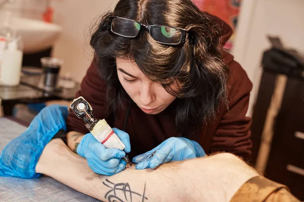 Tattoo artist is making — Stock Photo, Image