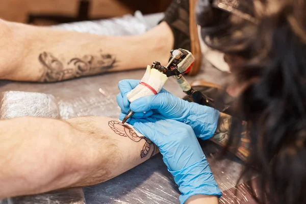 Tatuagem artista está fazendo — Fotografia de Stock