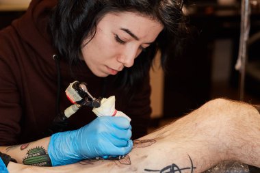Dövme sanatçısı yapıyor