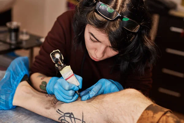Tattoo artist is making — Stock Photo, Image