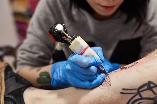 Tattoo artist is making — Stock Photo, Image