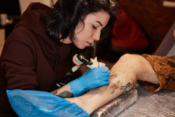 Tattoo artist is making — Stock Photo, Image