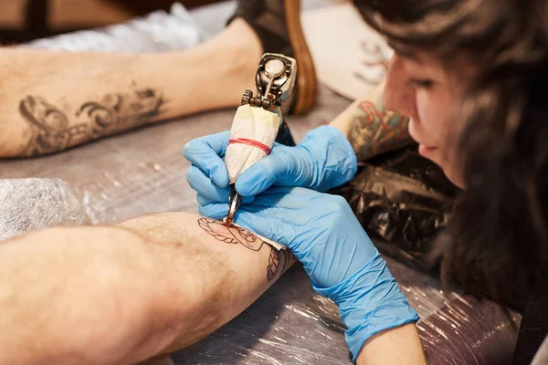 Hogy a tetováló művész — Stock Fotó