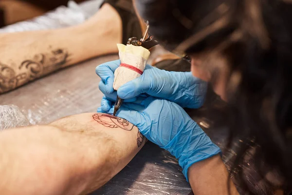 Татуювання художник робить — стокове фото