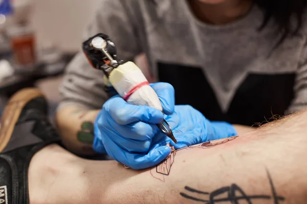 Татуировщик делает — стоковое фото