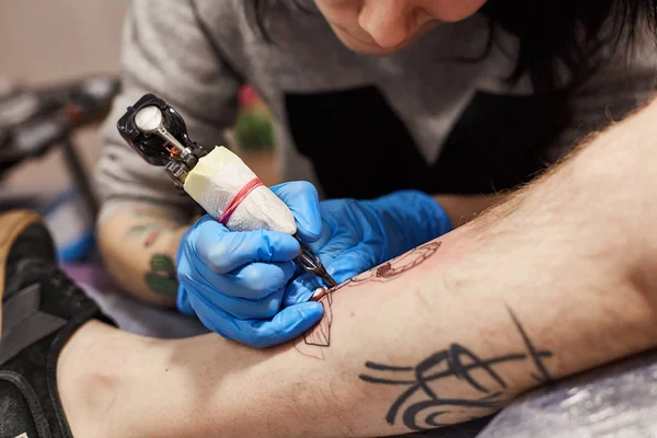 Artistul tatuajului face — Fotografie, imagine de stoc