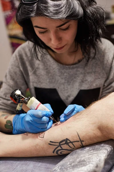 Татуировщик делает — стоковое фото