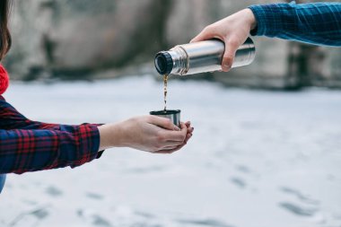 Üstten Görünüm fincan çay severler elinde