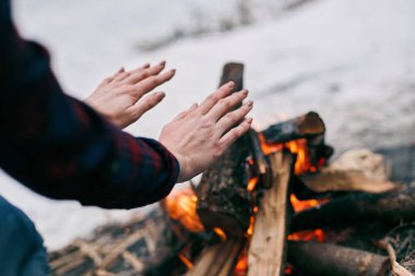 Kız ellerini yangın yanında kışın sıcak.