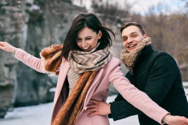 Gençler buz üzerinde sürme güzel Çift