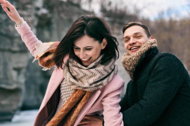 Gençler buz üzerinde sürme güzel Çift