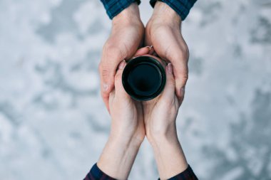 Üstten Görünüm fincan çay severler elinde