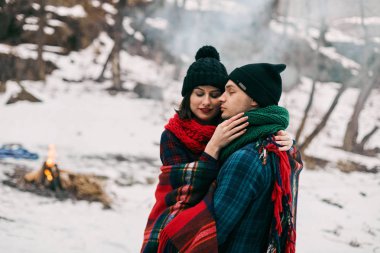 Adam ve kız bir piknik.