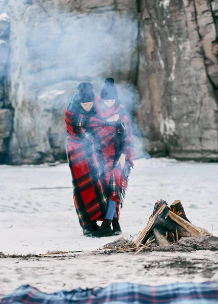 Kille och tjej på en picknick. — Stockfoto