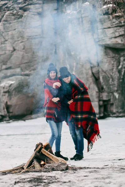 Adam ve kız bir piknik. — Stok fotoğraf
