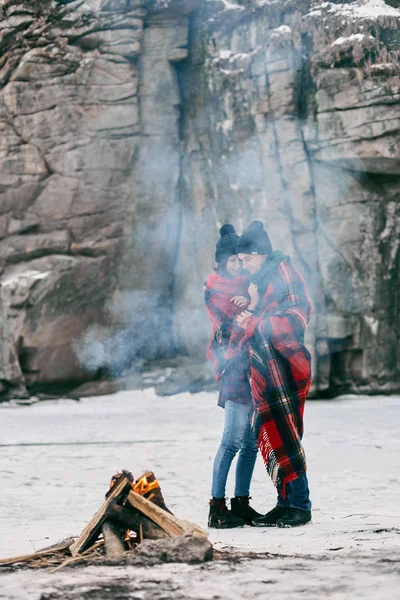 Guy and girl at a picnic. — Stock Photo, Image