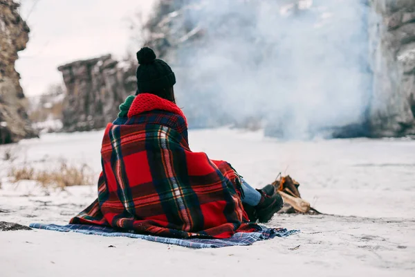Paar zitten in de buurt van een bonefire. Ze zijn bedekt met warme deken — Stockfoto