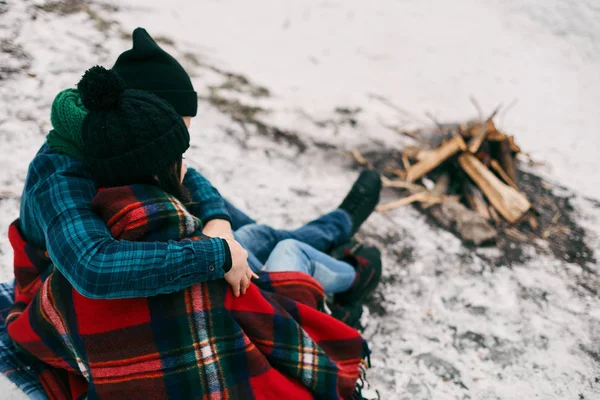 부부는 bonefire 근처에 앉아입니다. 그들은 따뜻한 담요로 덮여 있다 — 스톡 사진