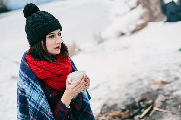 Piękna dziewczyna trzyma dużą filiżankę gorącej herbaty. — Zdjęcie stockowe