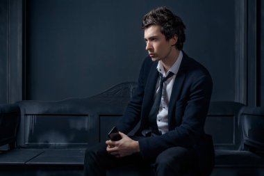 Siyah takım elbiseli adam