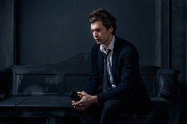 Siyah takım elbiseli adam