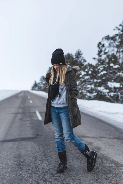 Meisje is permanent op de weg van de winter — Stockfoto