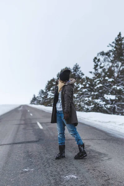 Kız kış yolda duruyor — Stok fotoğraf