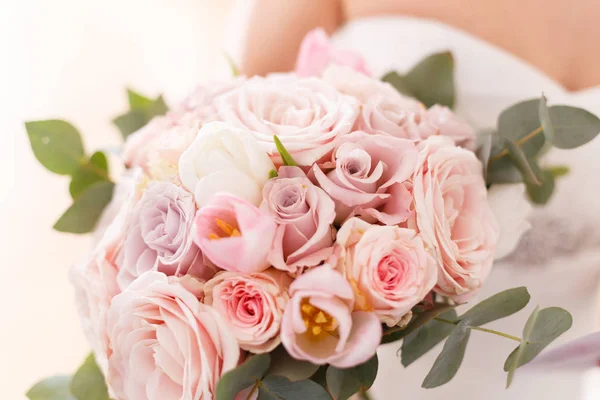 Bouquet de mariées de roses, tulipes et eucalyptus — Photo