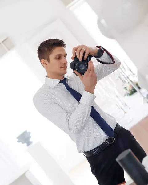 El fotógrafo toma una foto suya en el espejo. — Foto de Stock