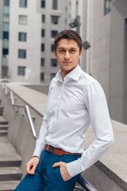 Kameraya bakarak ve poz genç iş adamı