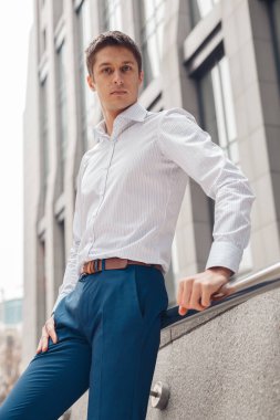 Giyinmiş genç adam resmi açık havada dinlenme iş merkezine yakın