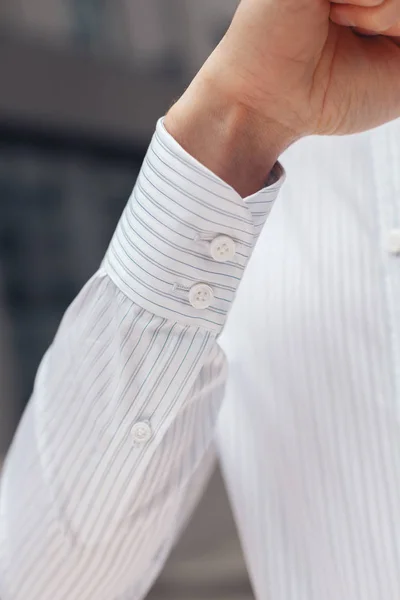 Primer plano de una camisa de hombre de negocios puños — Foto de Stock