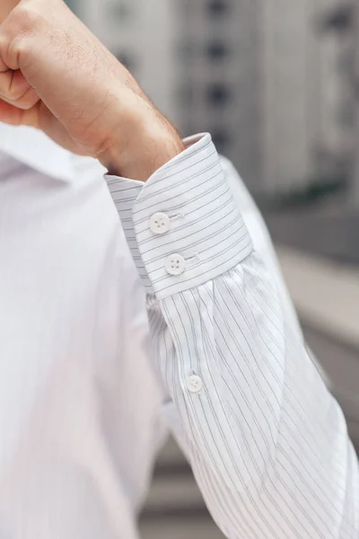 Primer plano de un hombre de negocios mostrando un puño de camisa — Foto de Stock
