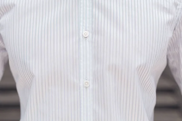 Κοντινό μέρος του ένα πουκάμισο άσπρο επαγγελματίες σε άντρα — Φωτογραφία Αρχείου