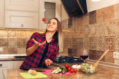 Kız domates kadar atar