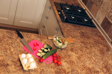 Sebze salatası mutfakta hazırlamadan önce bir tahta üzerinde