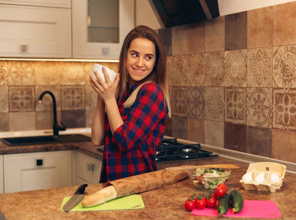 Mujer tomando café por la mañana — Foto de Stock