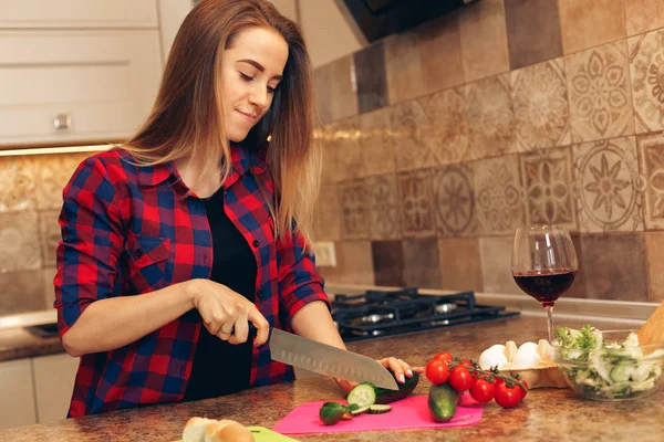 Foto de una hermosa mujer sonriente haciendo una ensalada — Foto de Stock