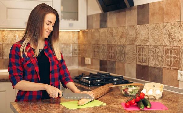 Indoor shot de hembra en la cocina durante la mañana — Foto de Stock