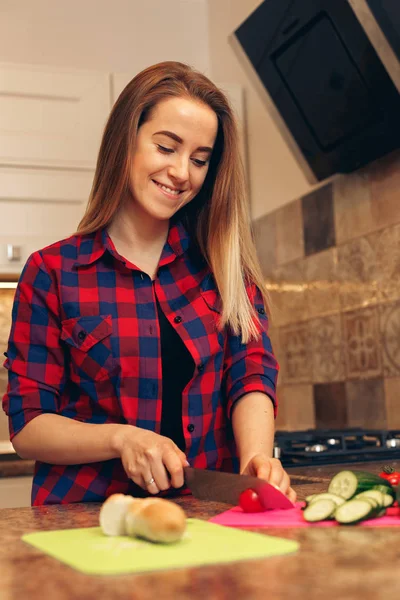 Corte de verduras, tomate cortado por mujer con un cuchillo — Foto de Stock