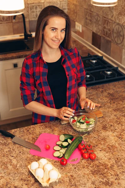 Ovanifrån kvinna att göra frukost i köket — Stockfoto