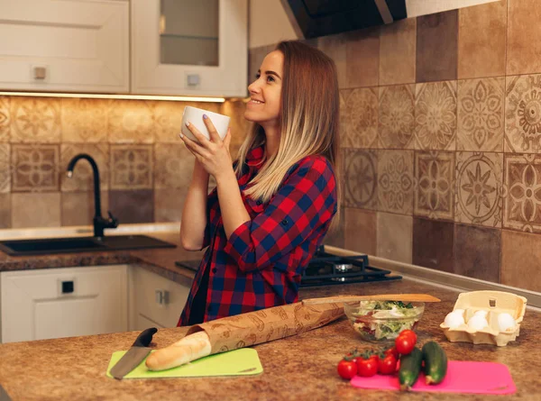 ผู้หญิงมีความสุข ดื่มชาในครัวที่บ้าน — ภาพถ่ายสต็อก
