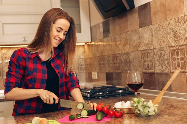 Foto de una hermosa mujer sonriente haciendo una ensalada — Foto de Stock