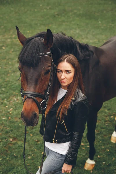 Gyönyörű lány kommunikál egy ló a parkban — Stock Fotó