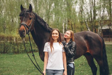 Güzel kız parkta bir at ile iletişim kurar