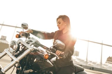 Kız bir motosiklet