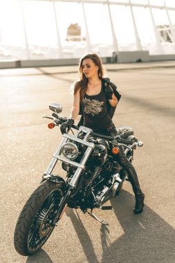 Kız bir motosiklet
