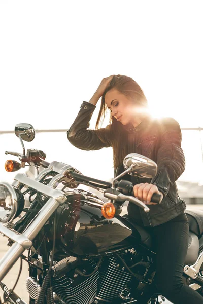 Mädchen auf einem Motorrad — Stockfoto