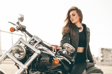 Kız bir motosiklet